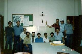 Onde está o Chuck? Professor é o penúltimo à direita. Foto dos anos 90, no Colégio Dom Bosco. (Foto: Arquivo Pessoal/Professor Carlão)