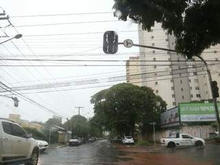 Semáforo apagado no cruzamento da Rua XV de Novembro com a Rua Bahia, no Centro de Campo Grande (Foto: Marcos Ermínio)