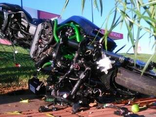 Motocicleta esportiva ficou destruída (Foto: Direto das Ruas)