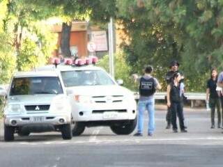 Policial rodoviário (de calça jeans e colete à prova de balas, dá a versão sobre o crime (Foto: Marcos Ermínio) 