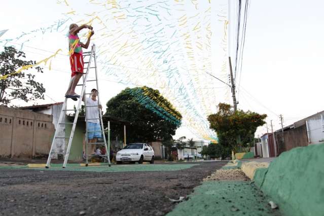 Moradores fazem &quot;vaquinha&quot; para decorar rua com as cores da Copa
