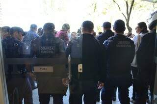 Guardas Municipais fizeram uma barreira na prota do prédio da Prefeitura para não deiuxar os professores entrarem (Foto: Vanderlei Aparecido)
