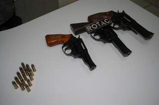 Três revólveres calibre 38 e 15 munições foram encontradas pela Rotac (Foto: Nyelder Rodrigues)