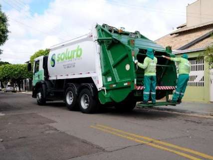 Solurb usa caminhão de grandes geradores para coletar lixo domiciliar