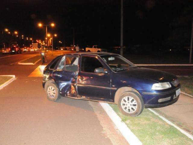 Desaten&ccedil;&atilde;o causa batida entre moto e carro e deixa duas pessoas feridas