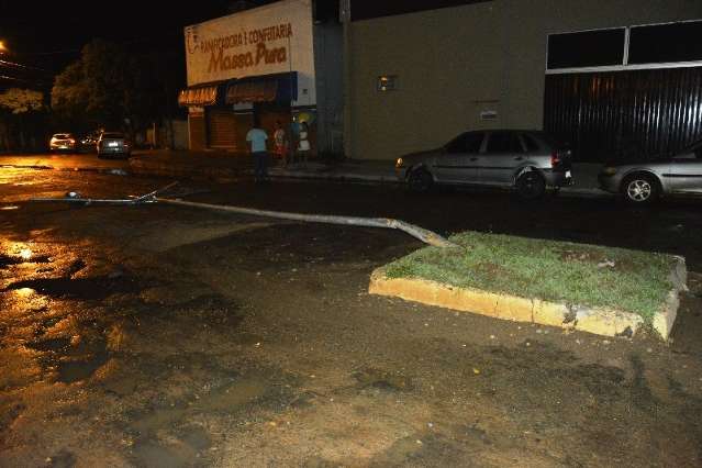 Condutor de carreta sobe em canteiro, derruba poste de energia e foge