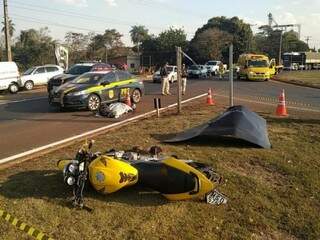 Moto parou no canteiro após piloto perder controle ao ser fechado por Corsa e bater numa placa (Foto: Adilson Domingos)