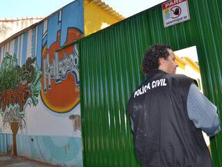 Delegado Wellington de Oliveira na frente de vila usada para consumo de drogas. (Foto: Minamar Júnior)