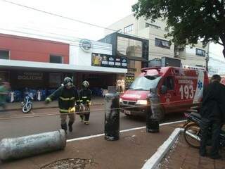 Explosão mobilizou três viaturas dos bombeiros. ( foto: Cido Costa)