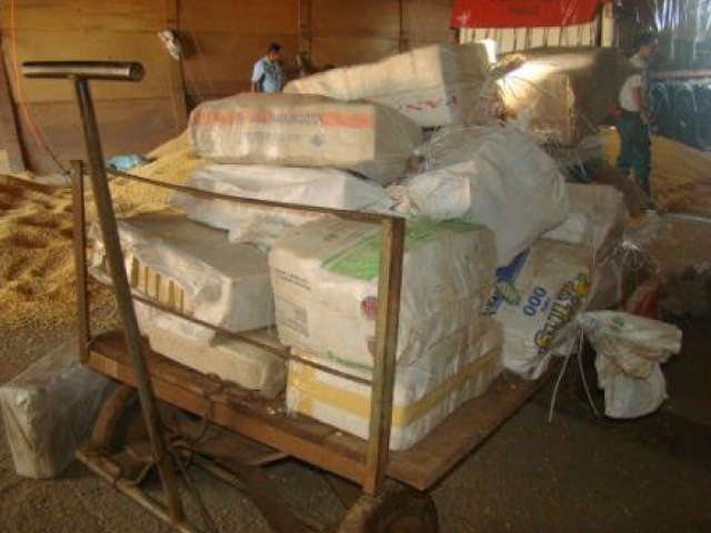  Homem &eacute; preso com uma tonelada de maconha e armas de uso restrito 