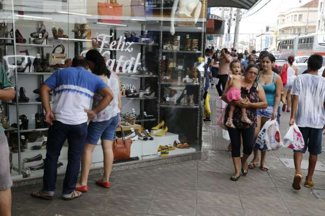 &Agrave;s v&eacute;speras do Natal, vendas crescem 20% e animam comerciantes