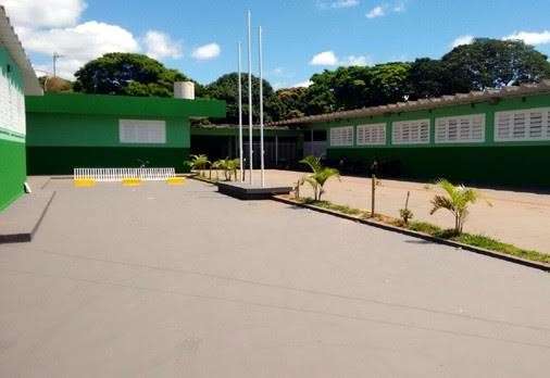 Presos pagam e trabalham na reforma de escola da rede estadual