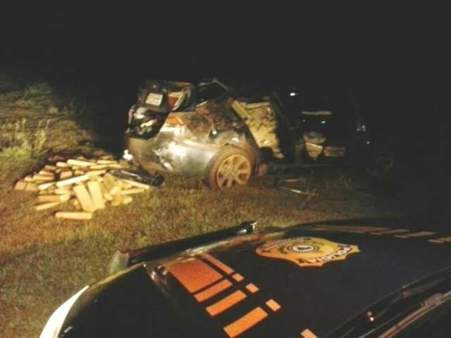 Condutor abandona BMW abarrotada de maconha na BR-158