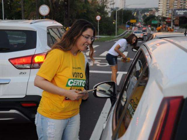 A 16 dias da elei&ccedil;&atilde;o, panfletagem nas ruas alerta para &quot;voto certo&quot; 