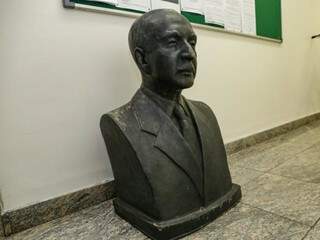 Busto sumiu, mas ningu&eacute;m notou furto de homenagem a ex-prefeito