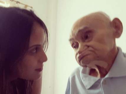 Com amor e delicadeza, neta cuida para que avô não chore com Alzheimer