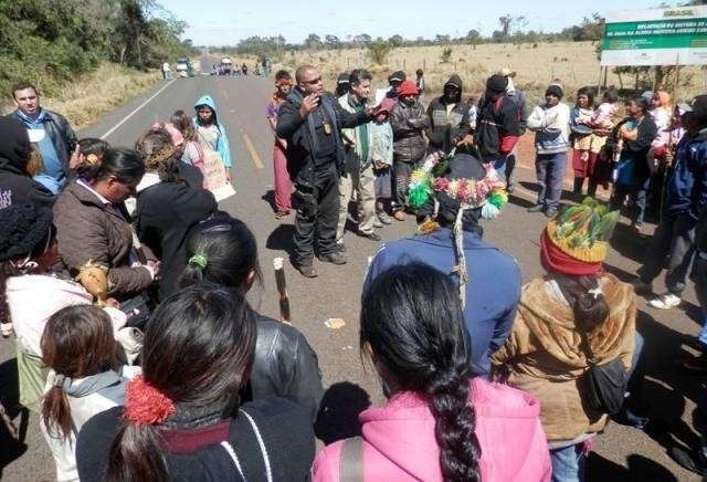 Ap&oacute;s panfletagem, &iacute;ndios encerram bloqueio de rodovia em Paranhos