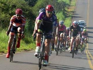 Competidores passam por trecho em rodovia (Foto: Federação de Ciclismo/Divulgação)