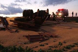 Caminhão tombado e carga de milho espalhada sobre pista da rodovia BR-060 (Jovem Sul News)