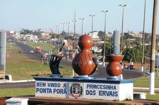 Principal símbolo de Ponta Porã, cuias de chimarrão e de tereré, na entrada da cidade, que completa 103 anos hoje (Foto: Divulgação)