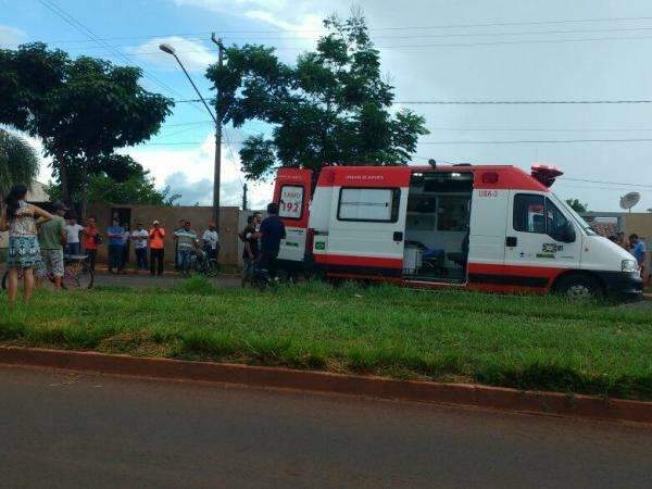 Continua internada em estado grave crian&ccedil;a que foi atropelada por carro 