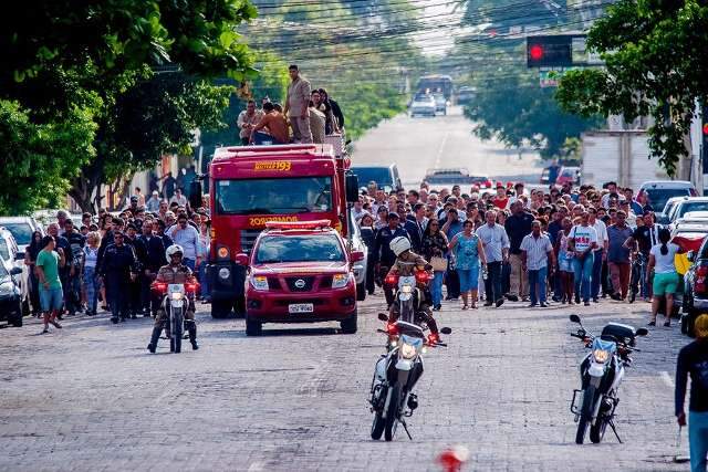Com honras militares, palmas e hino, prefeito &eacute; sepultado em Corumb&aacute;