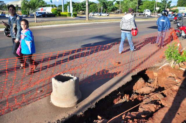  Moradores reclamam que obras de conten&ccedil;&atilde;o de enchentes foram paralisadas  