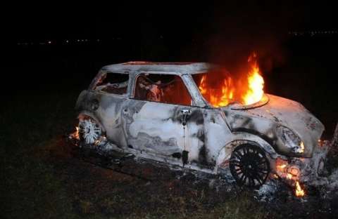 Ladrões invadem casa, fazem reféns, roubam e queimam carro de R$ 90 mil