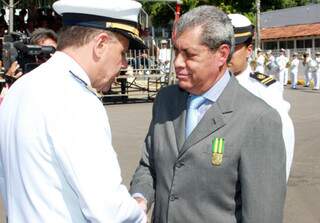Comandante do 6º Distrito Naval, contra-almirante, Marcio Ferreira de Mello, cumprimenta André após condecoração. (Foto: Rachid Waqued)