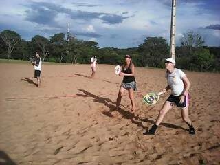 Mulheres também vão disputar o trono do beach tennis na Capital. (Foto: Divulgação)