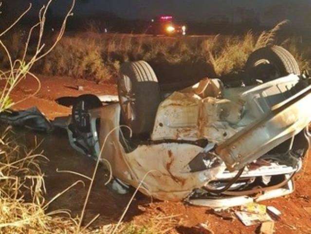 Carro capota ap&oacute;s atropelar capivara e duas mulheres morrem na BR-060
