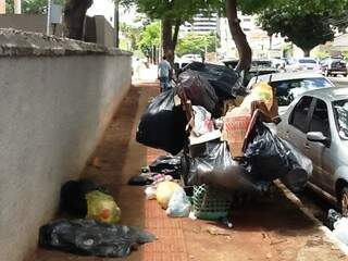 Lixo estava amontoado sobre a calçada (Foto: Repórter News)