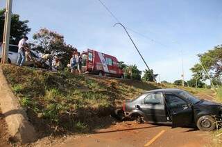 O carro bateu em um poste, capotou e caiu no declive (Foto: Marcos Erminio)