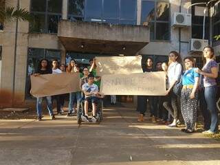 Com cartazes, alunos e professores reivindicavam reunião com secretária para exp0licar motivos do fechamento do CEL/MS. (Foto: Anahi Gurgel)