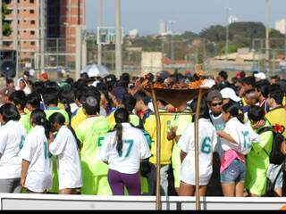 Com pira acesa, mais de 200 indígigenas participam de jogos. (Foto: Simão Nogueira)