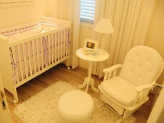 Quarto do bebê tem vários detalhes de decoração, além de armário, berço e cadeira de balanço.