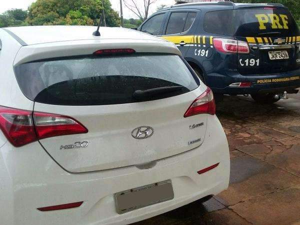 Trio &eacute; preso tentando levar carro roubado e com placa adulterada para fronteira 