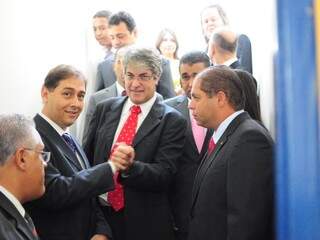 Bernal (à esquerda) cumprimenta Alex do PT, seu líder na Câmara, sob os olhares de Mário César, presidente da Casa. (Foto: Luciano Muta)