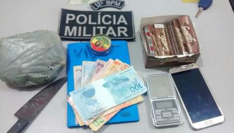 Pol&iacute;cia entra em quintal para prender traficante, pit bull avan&ccedil;a e &eacute; baleado