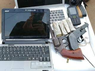 Armas, celulares e objetos roubados foram apreendidos durante ação da polícia (Foto: divulgação/Polícia Civil) 