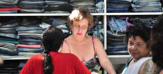 Dona Magda, do outro lado do balcão em mais um dia de loja lotada. (Foto: João Garrigó)
