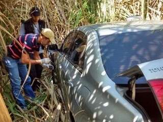 Carro que teria sido usado por criminosos foi abandonado em canavial. (Foto: Divulgação/ PM)