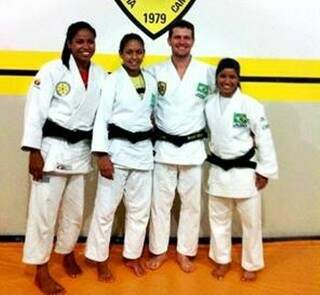 Sensei Igor Rocha com algumas de suas atletas, medalhistas internacionais: Larissa Layana e Mariana
(Foto: Divulgação)
