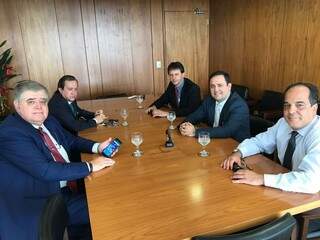 O deputado estadual Márcio Fernandes, segundo da direita para a esquerda, com Carlos Marun, à esquerda, em reunião esta manhã no Palácio do Planalto 
