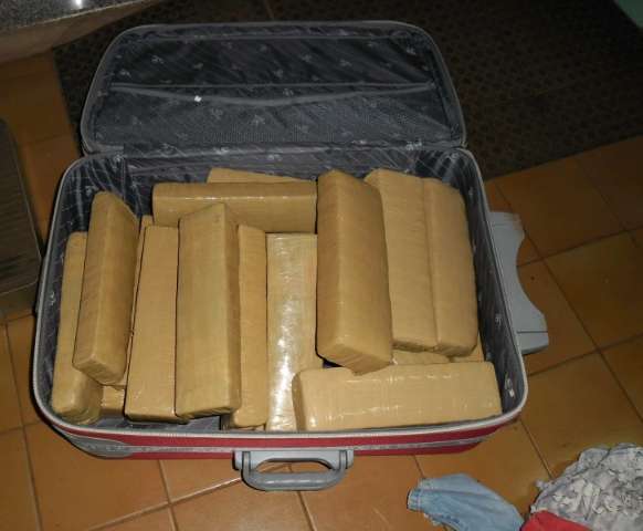 Adolescente de 17 anos &eacute; flagrada com 19 quilos de maconha em &ocirc;nibus 