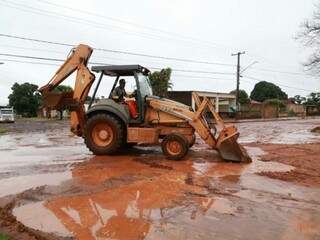 Máquinas trabalham desde ontem na recuperação dos estragos nas Moreninhas (Foto: Marcos Ermínio)