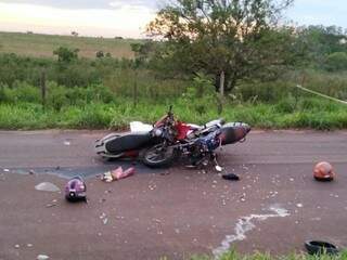 Motocicletas ficaram grudadas na rodovia (Foto: MS News)