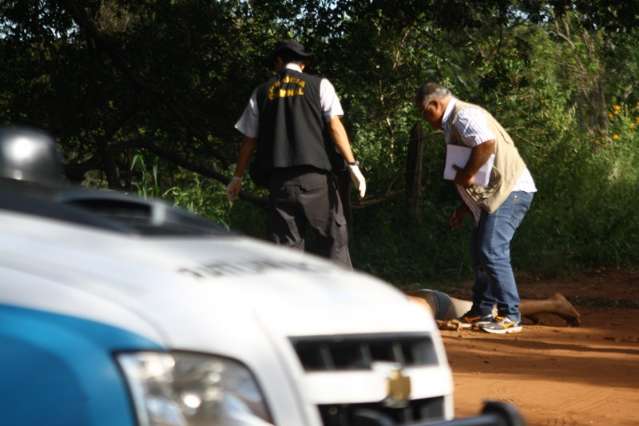 Corpo de jovem executado seis tiros continua sem identificação no