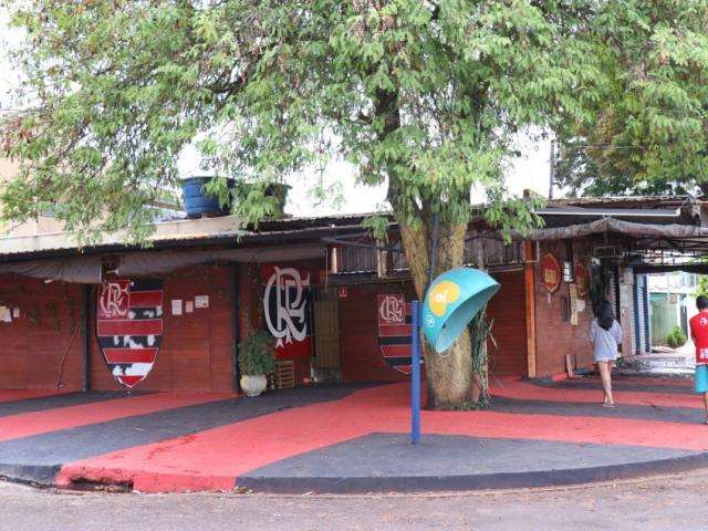Bar pega fogo na madrugada e fica completamente destru&iacute;do 
