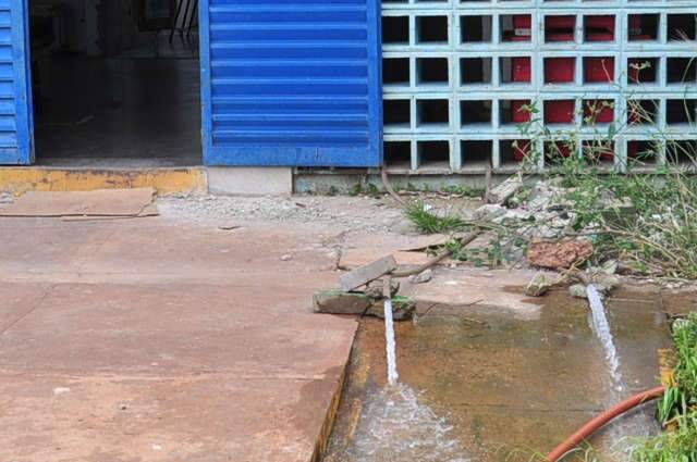  &Aacute;gua jorra em obra h&aacute; 1 semana e desperd&iacute;cio provoca indigna&ccedil;&atilde;o